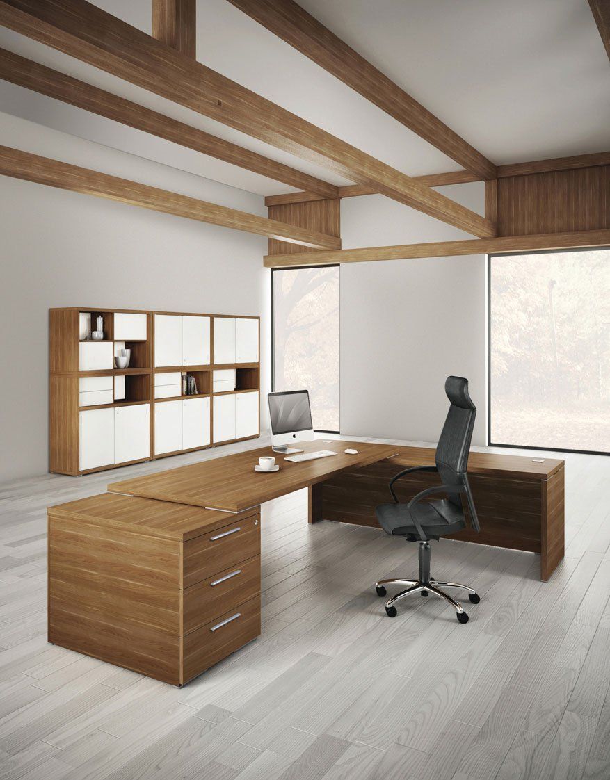 Bureau et bibliothèque en bois dans une salle avec des poutres en bois apparentes