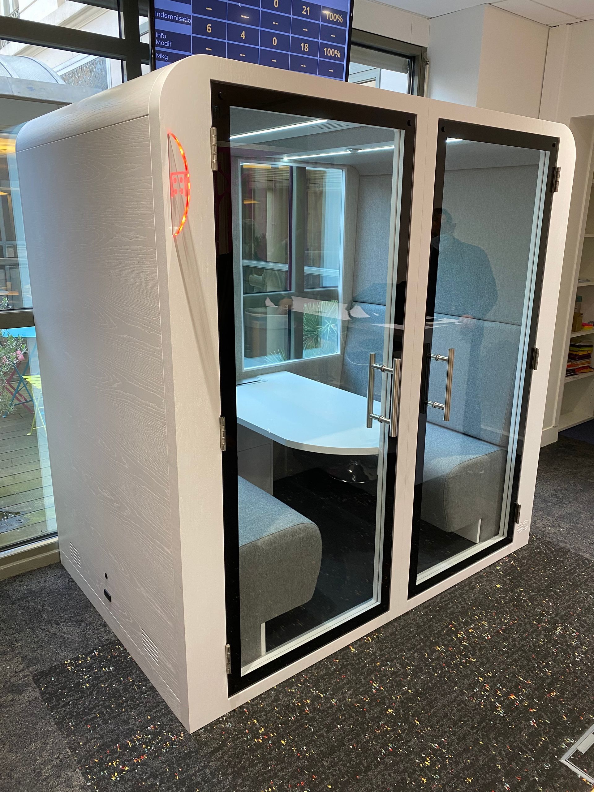 Box fermé avec bureau pour réunion à peu de personne