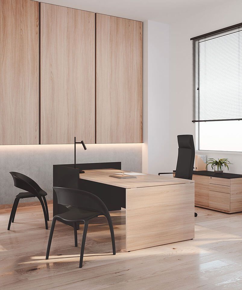 Bureau en bois clair avec montant noir sur parquet et meubles en bois