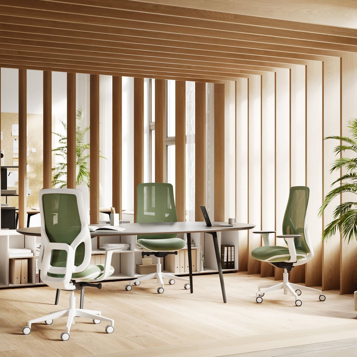 Petit bureau dans environnement design avec chaises vertes et blanches