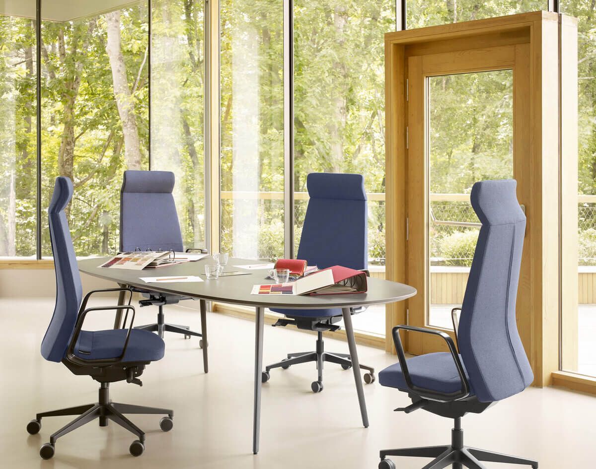 Bureau vitré avec 4 chaises