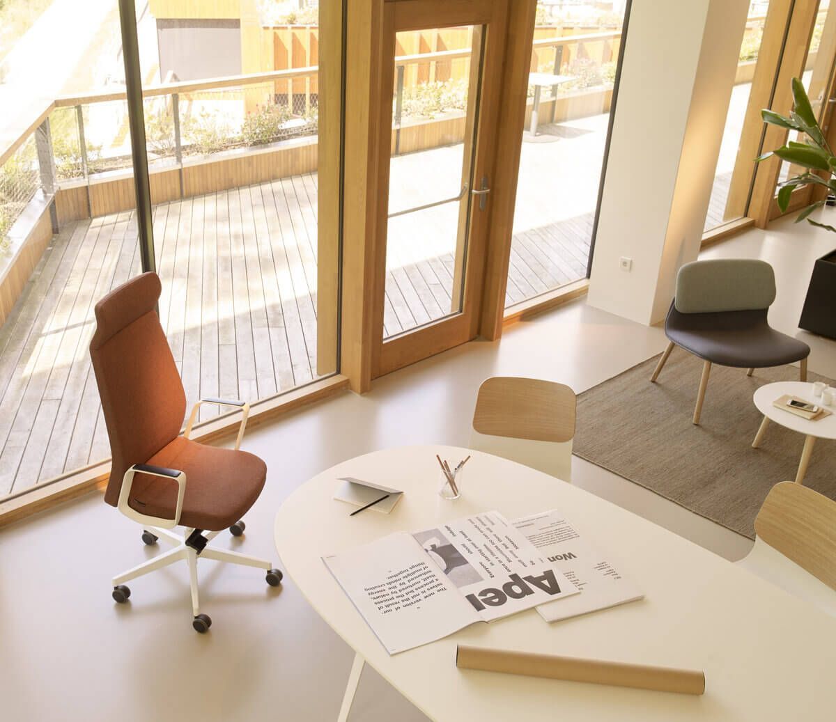 Chaise de bureau devant une baie vitré