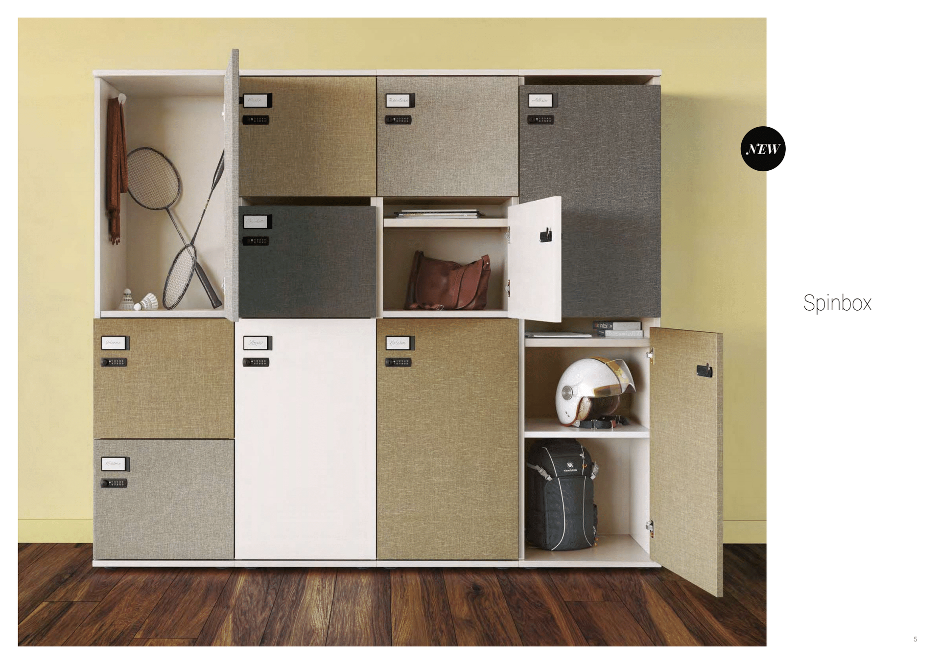 Espace de rangement avec cases de différentes tailles et couleurs