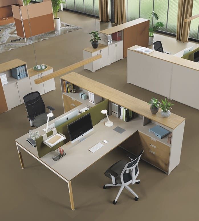 Espace de bureau moderne avec bureaux, armoires et plantes, dans des tons de bois clair et de couleurs neutres.