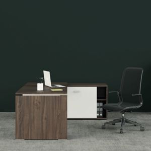 Bureau de direction en bois sombre avec fauteuil
