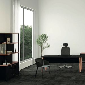 Bureau de direction en bois sombre avec fauteuil et armoire