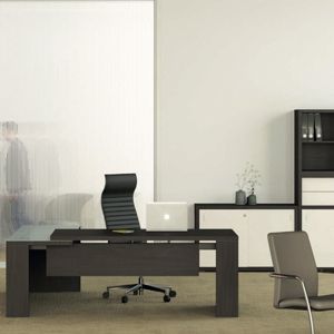 Bureau de direction en bois sombre avec ordinateur ouvert et fauteuil