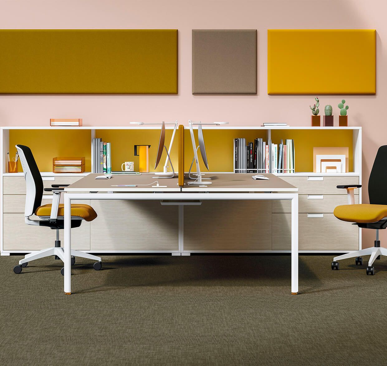 Bureau blanc avec espace de rangement, sièges et tableaux jaunes