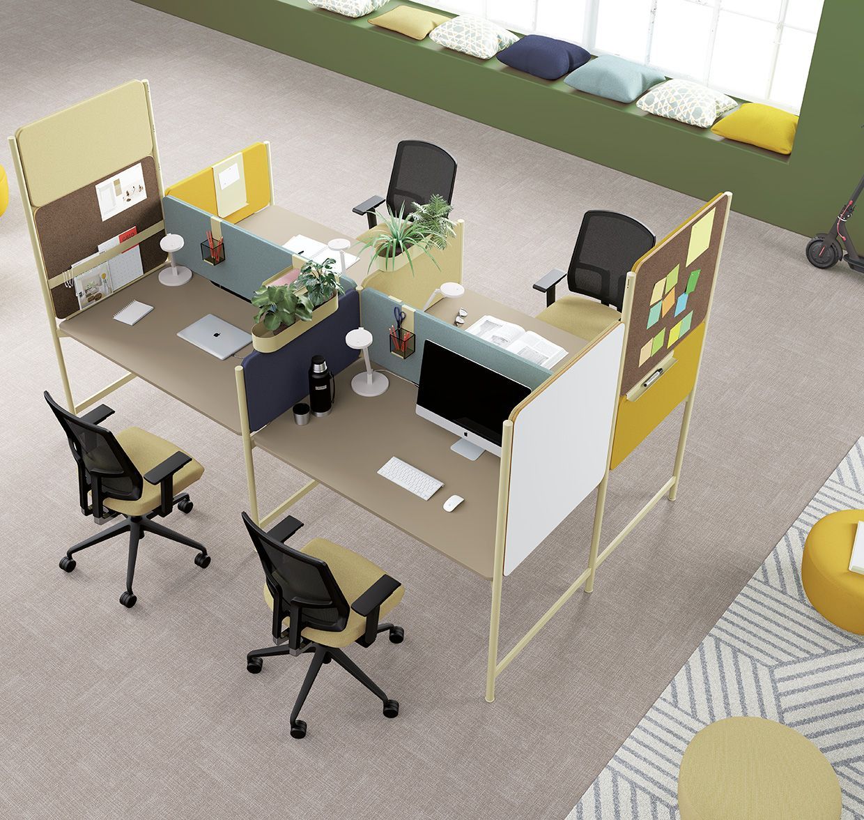 Quatre bureaux vu du dessus avec tableaux à post-il sur les cotés