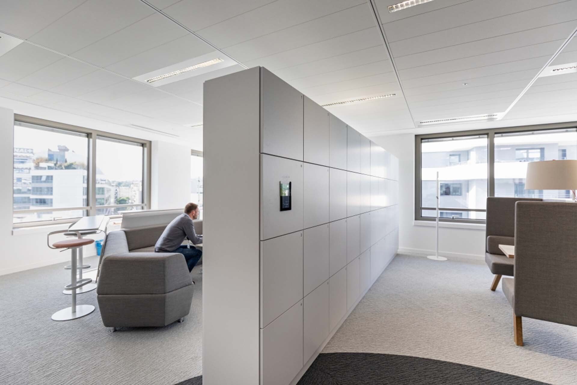 Open space avec longue armoire de casiers