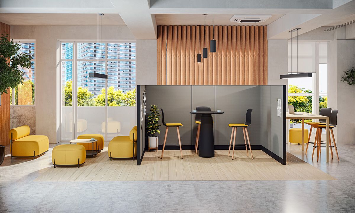 Espace de bureaux moderne avec mobilier jaune, cloisons et vue sur la ville à travers de grandes fenêtres.