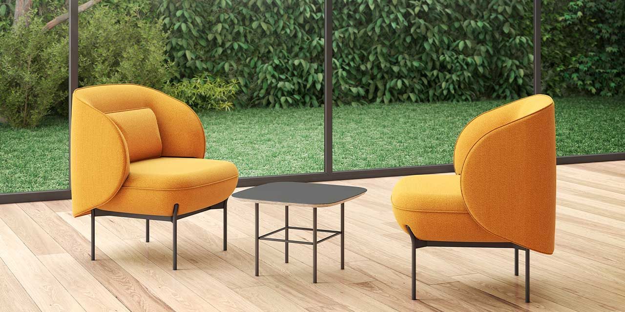 Ensemble de deux fauteuils en tissu jaune avec table basse