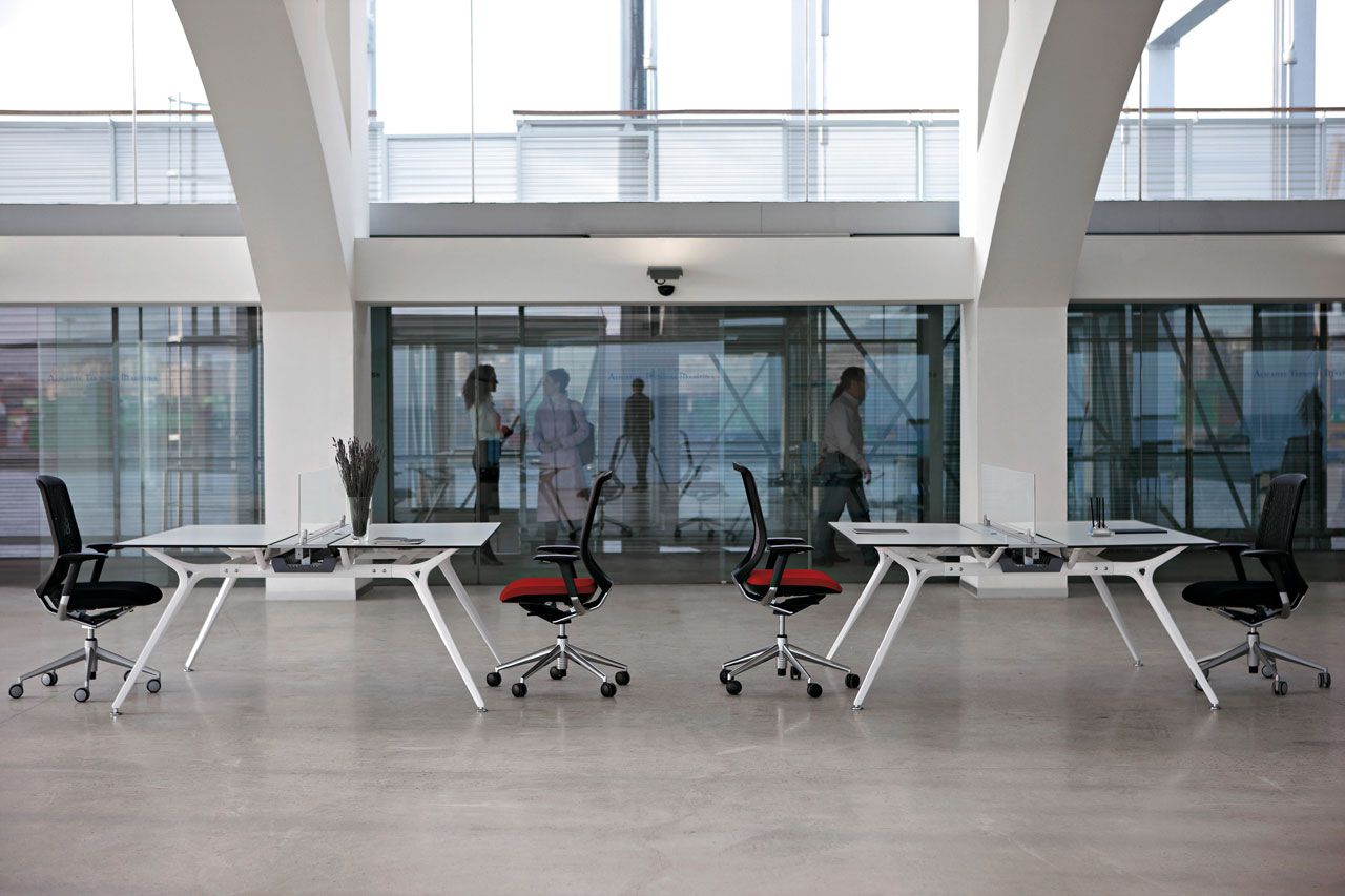 Paires de bureaus avec séparateur en verre et pieds blancs