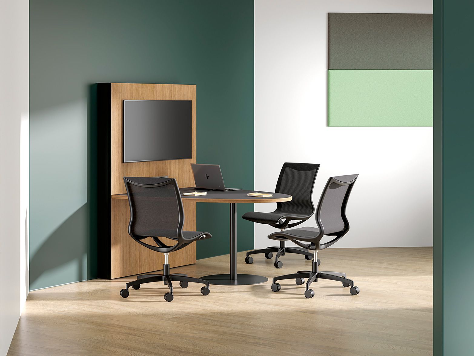 Petit bureau avec 3 chaises dans un environnement vert