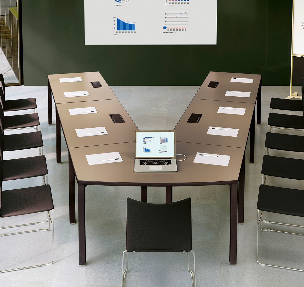 Grande table en V dans une salle de réunion