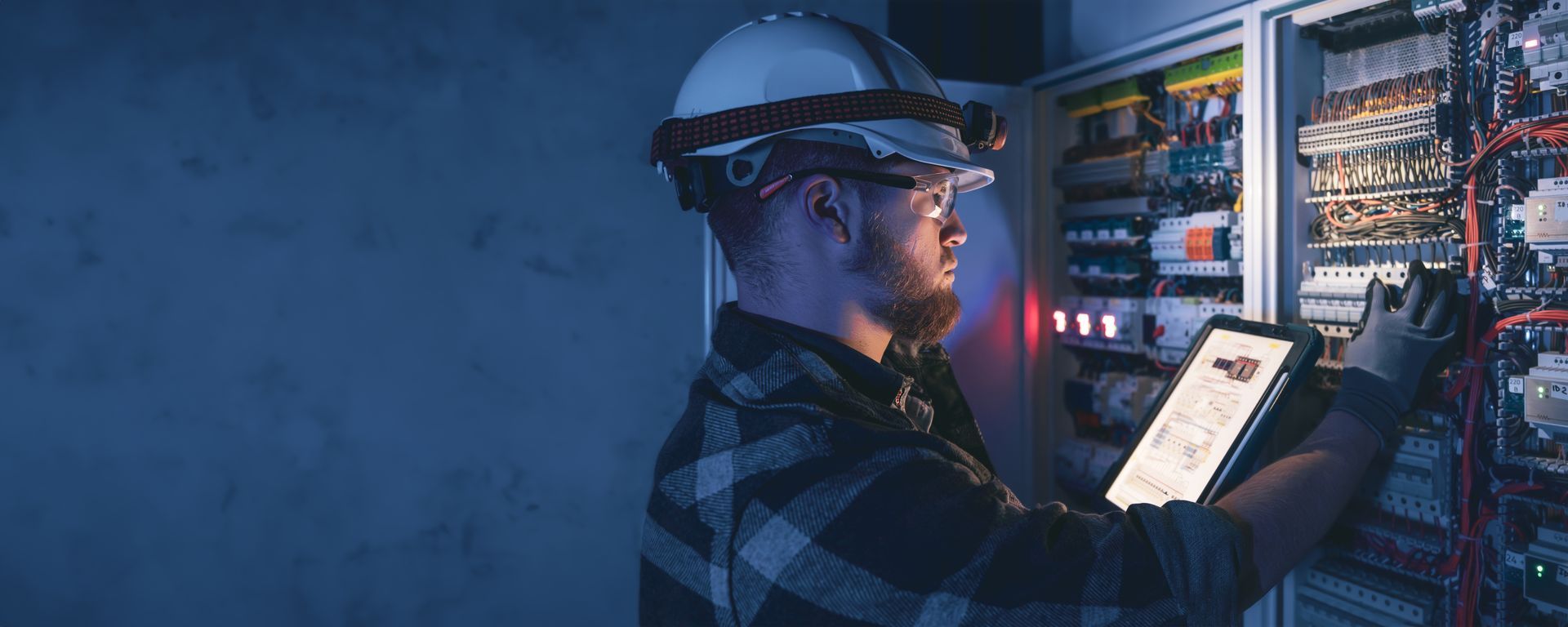 Un électricien qui dépanne un circuit électrique