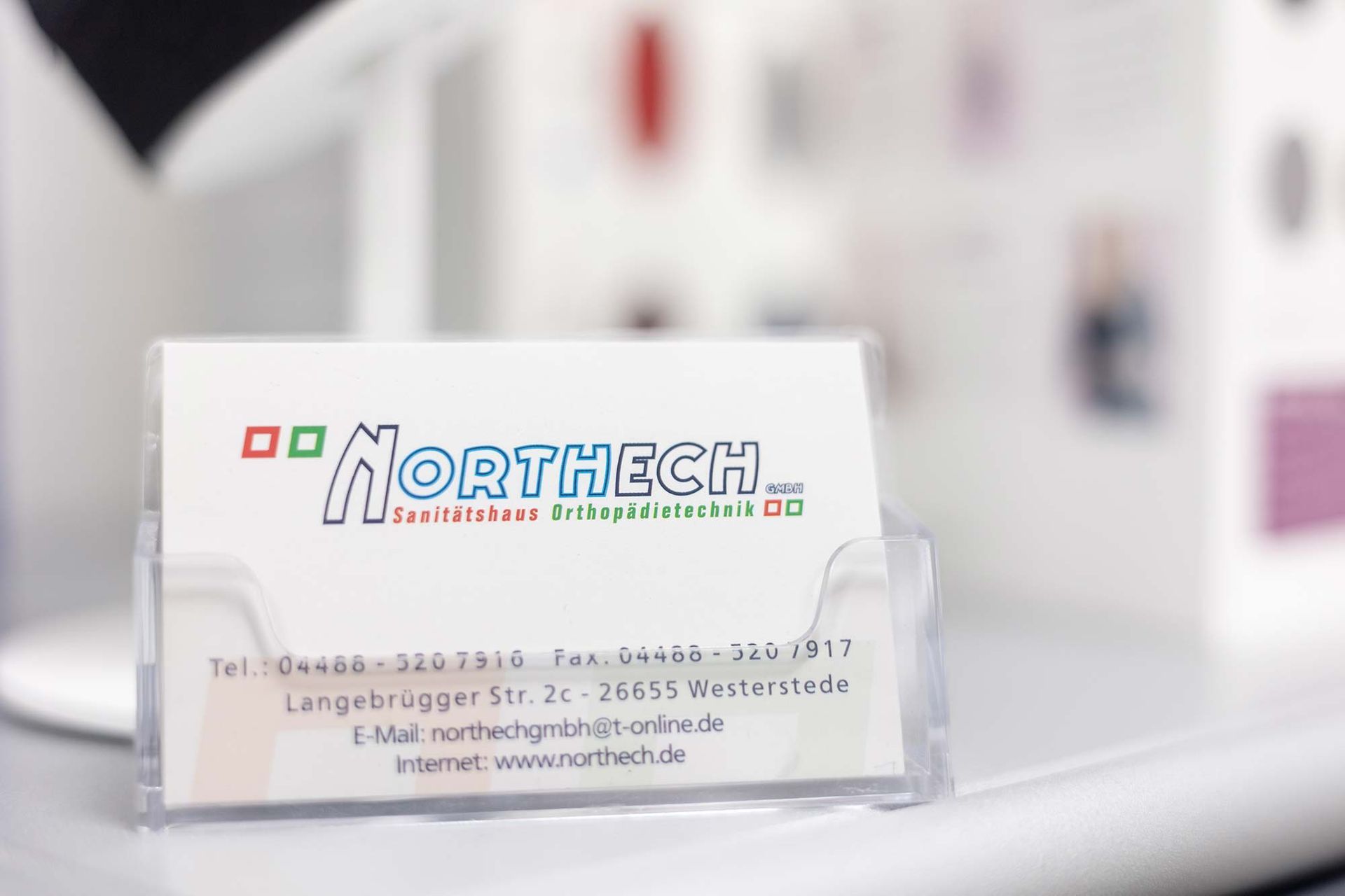 Auf einem Tisch liegt eine Visitenkarte von Northech.