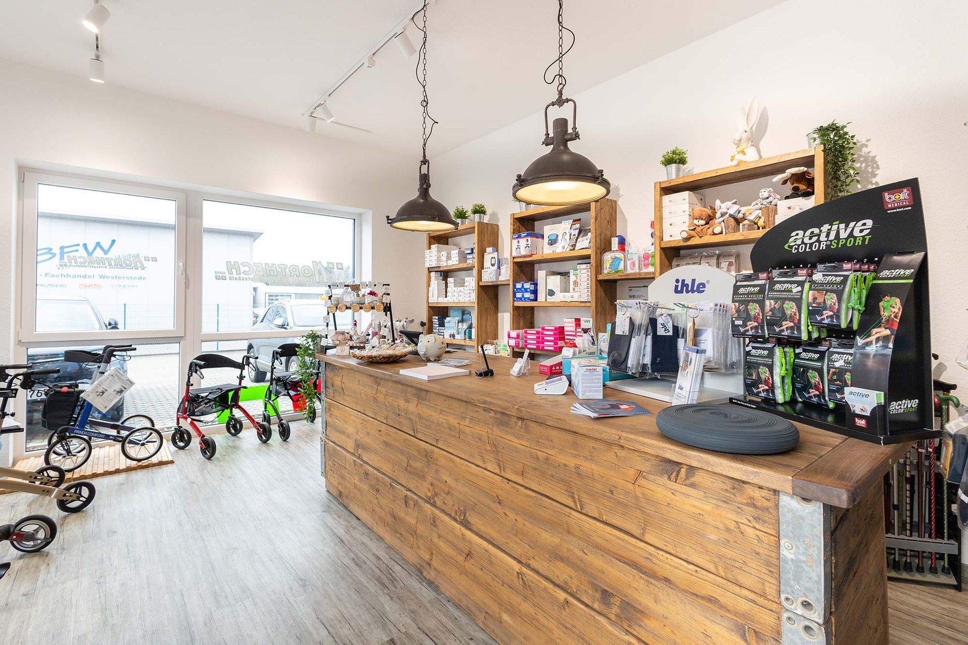 In der Mitte des Raumes steht eine Holztheke.