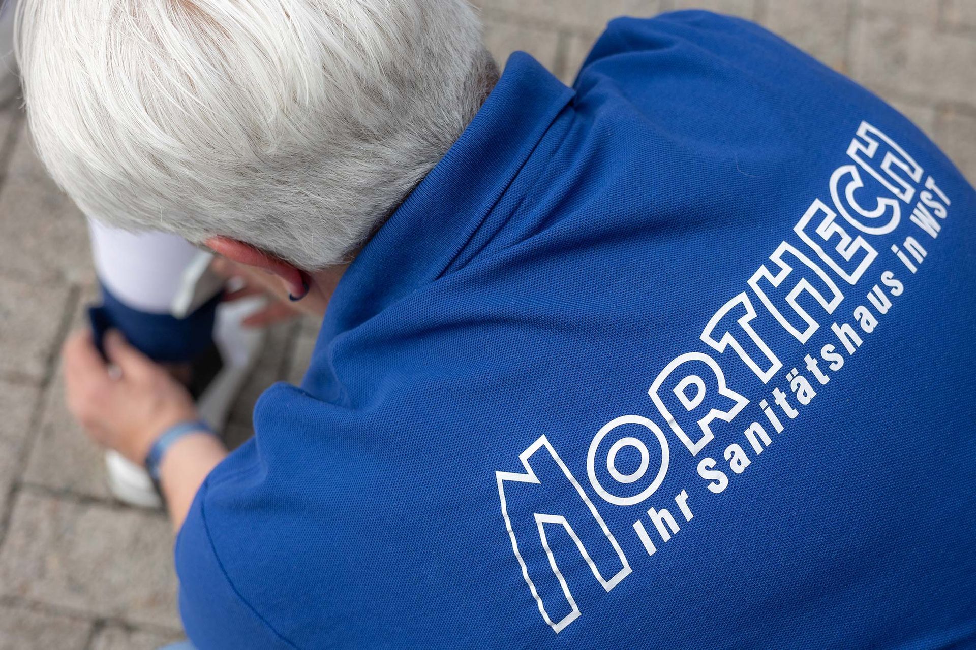 Ein Mann, der ein blaues Hemd mit der Aufschrift „Northech“ trägt