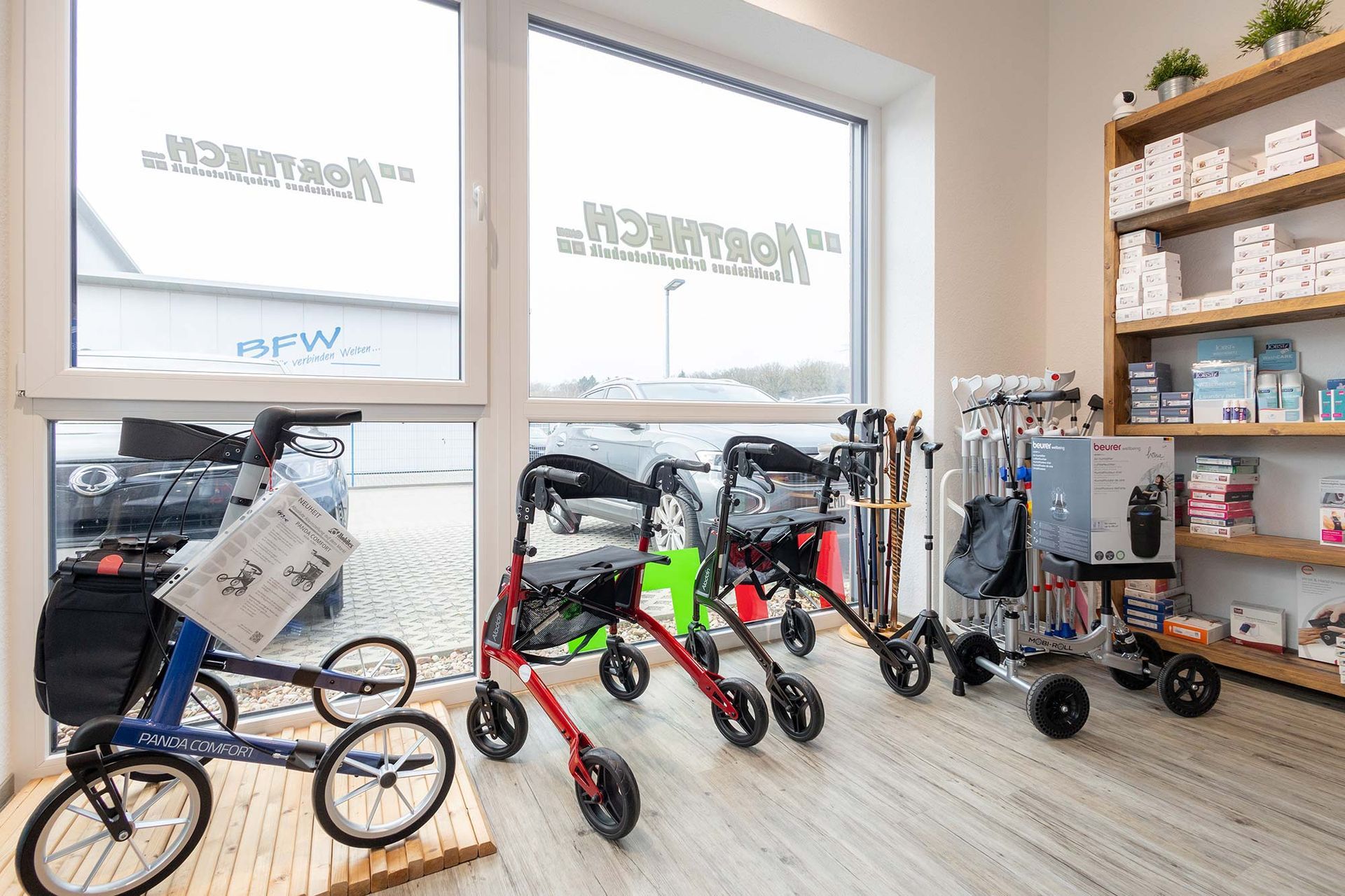 Eine Reihe von Spaziergängern sitzt vor einem Schaufenster in einem Geschäft.