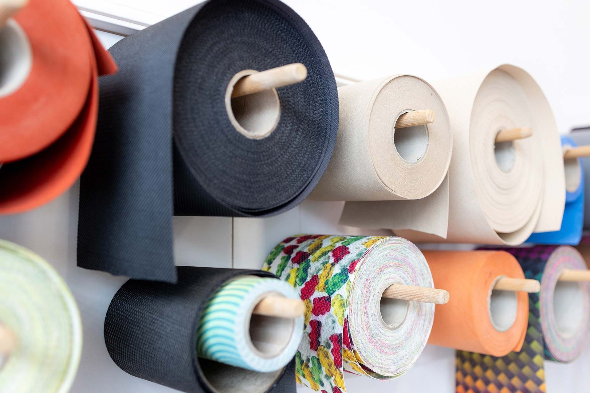 Mehrere Rollen Toilettenpapier sind übereinander gestapelt