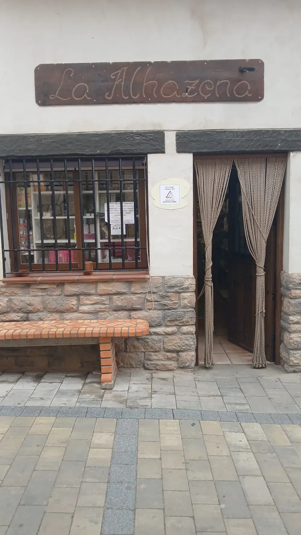 Tres baguettes espolvoreadas con harina sobre una superficie de madera.