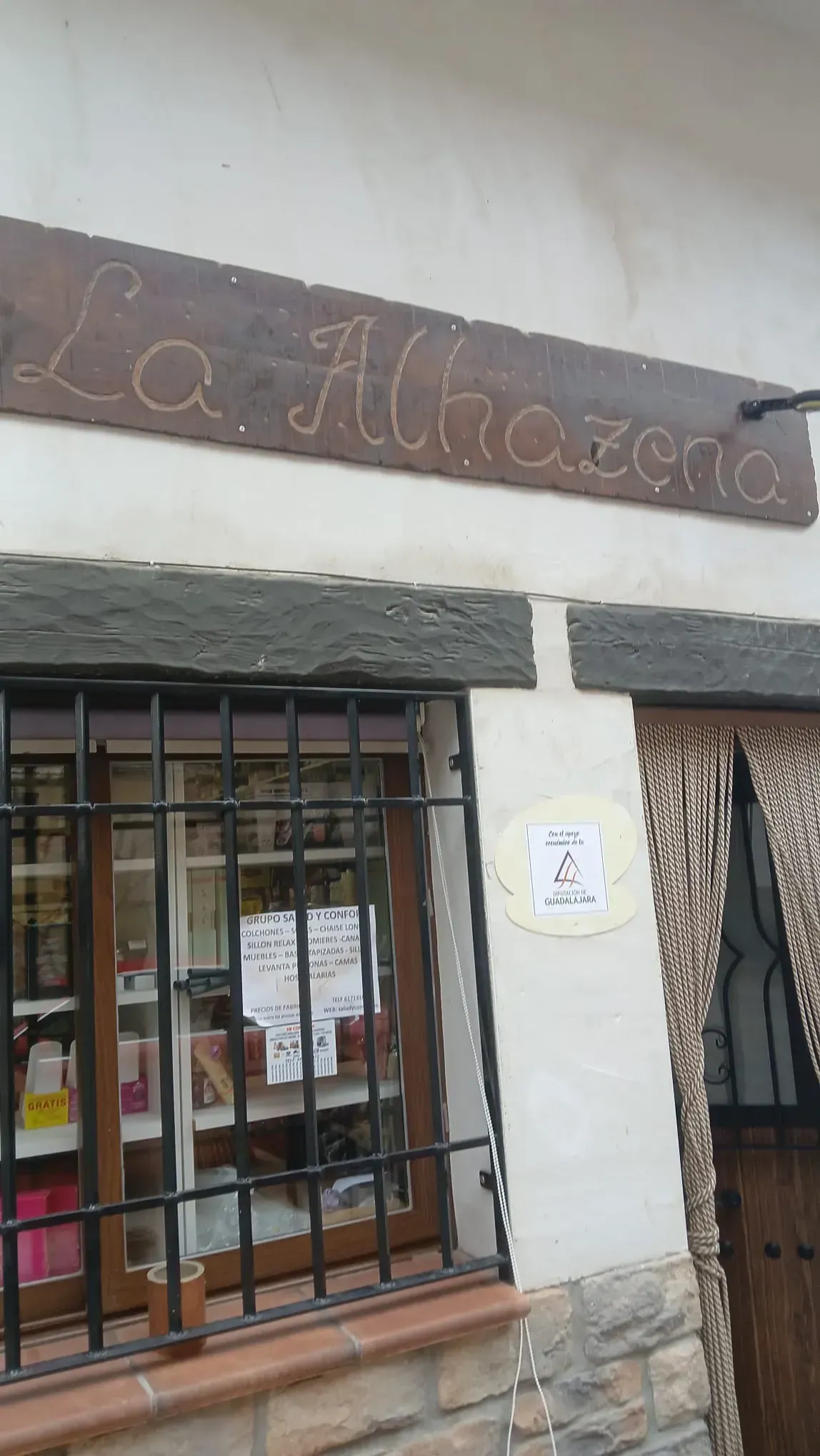 Surtido de snacks en tazones pequeños: patatas fritas, pretzels
