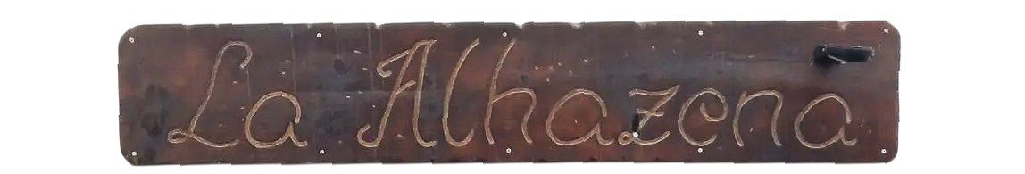 Letrero de metal desgastado, "La Alhazena", escrito en cursiva. Tiene esquinas redondeadas y orificios para montaje.