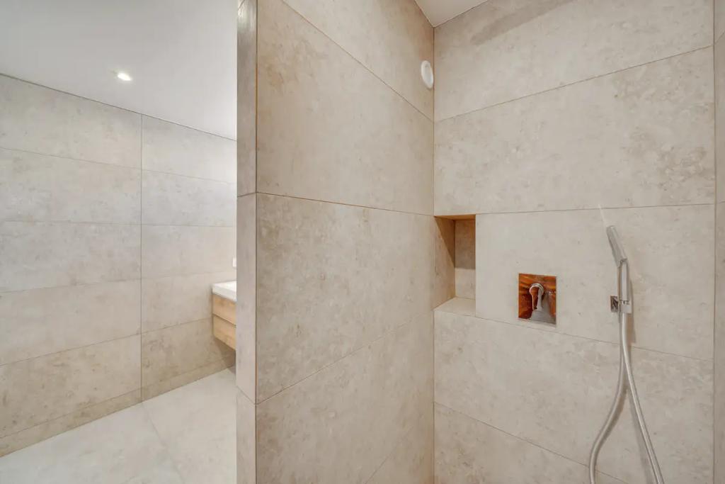 Pose de revêtement mural pour salle de bain