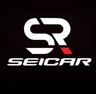 Logotipo de sr seicar sobre fondo negro