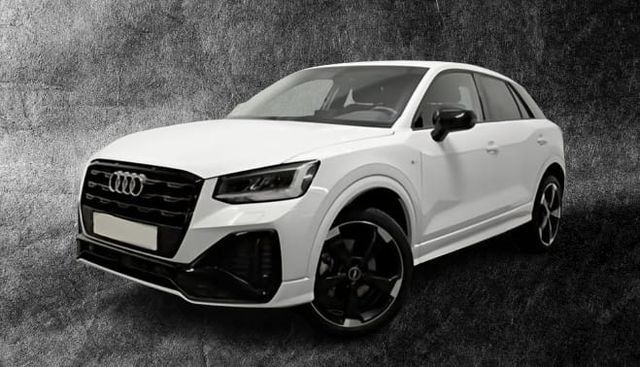 Un Audi Q2 blanco está estacionado sobre un fondo negro.