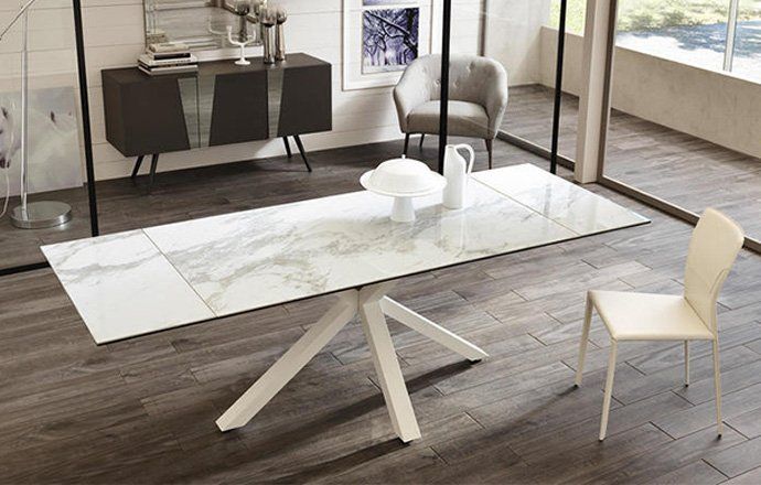 Table de repas en céramique extensible marbre avec une chaise