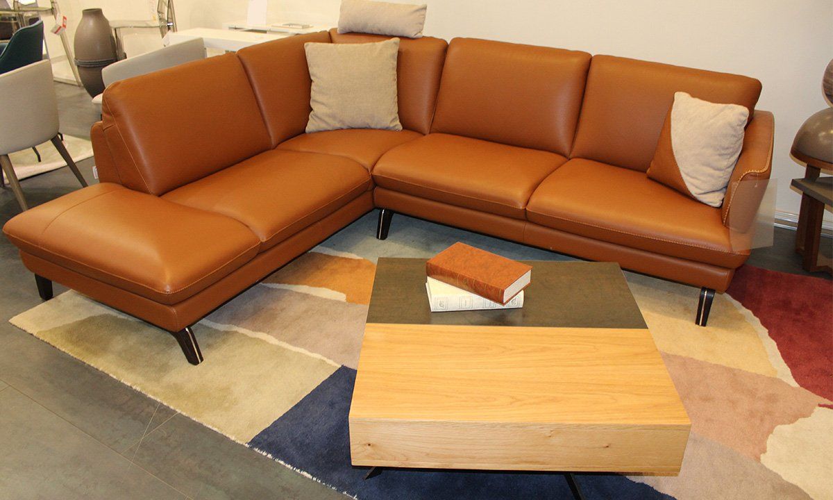 Canapé en cuir marron avec table basse et tapis multicolore
