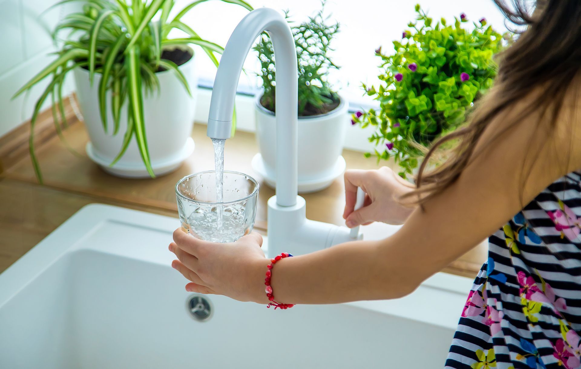 Femme prenant de l'eau