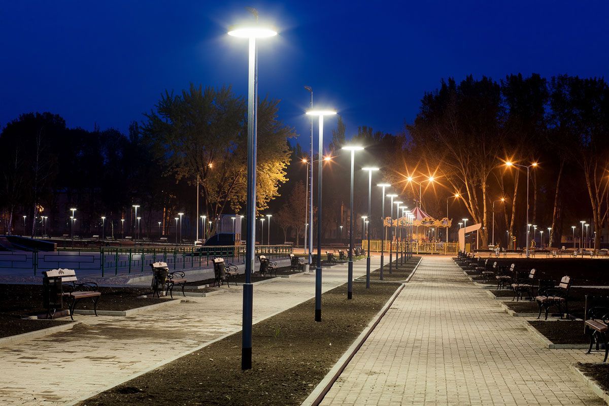 Rangée de lampadaires allumés