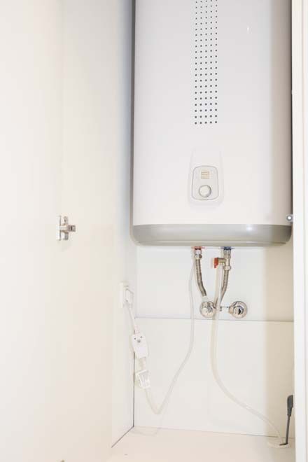 Chauffe-eau encastré dans un mur