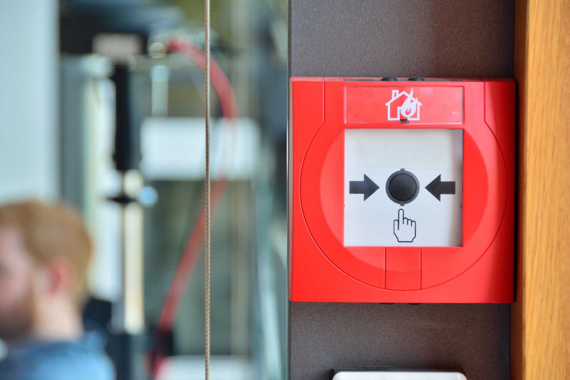 Bouton d'activation de l'alarme incendie dans des locaux professionnels