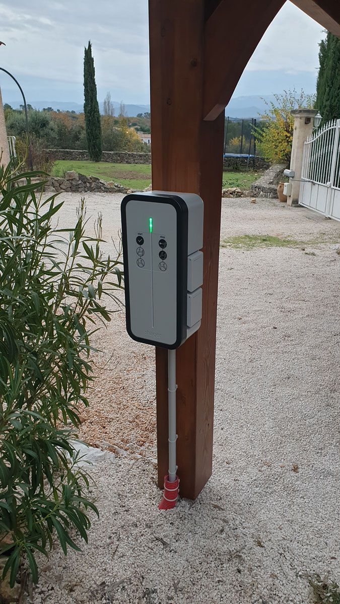 Borne de recharge électrique sous un abri de voiture