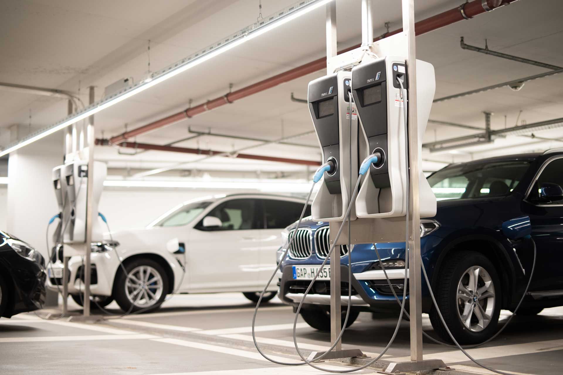 Bornes de charge sur un parking d'entreprise