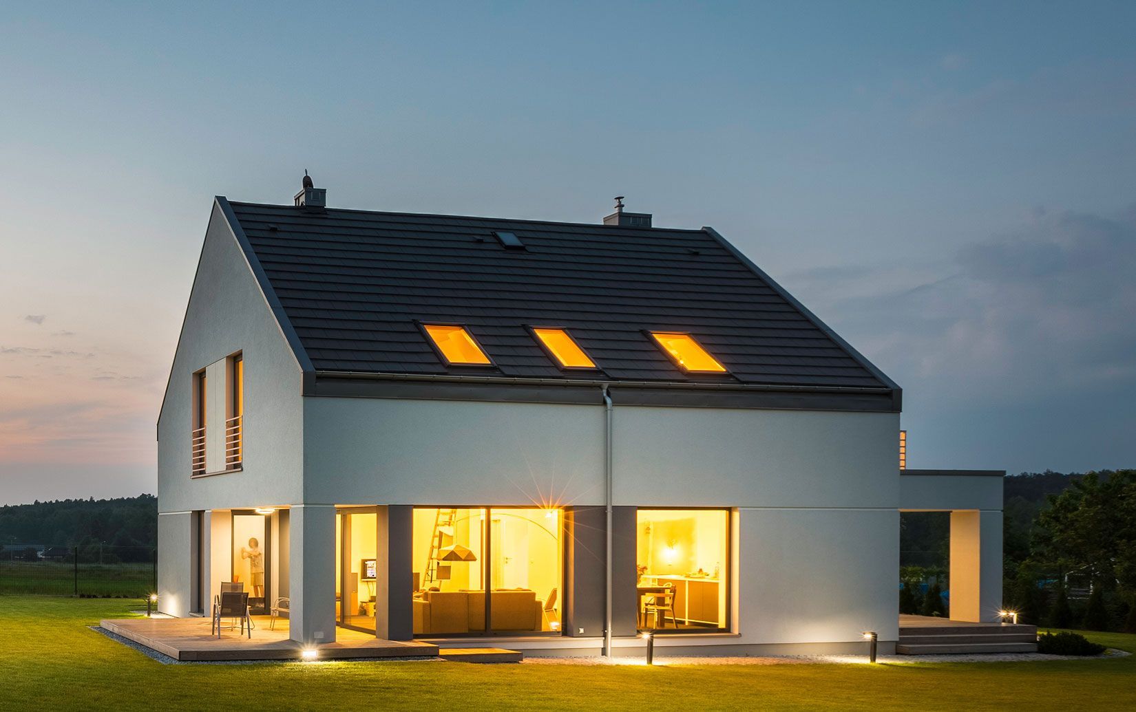 Maison éclairée en soirée