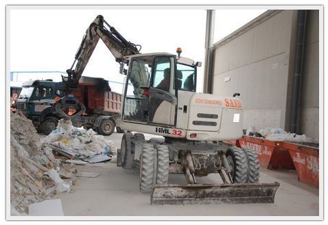 Una excavadora blanca con el número 32.