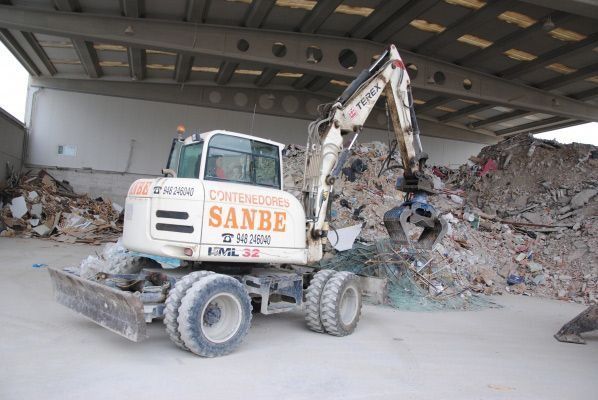 Una excavadora blanca con la palabra sanbe escrita en ella.