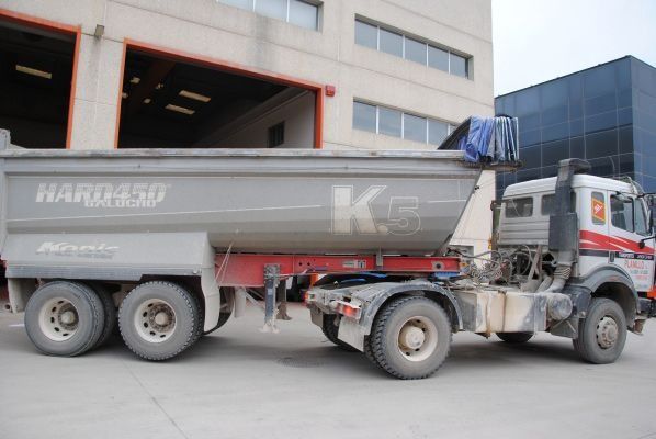 Un camión volquete con la palabra duro escrita en él