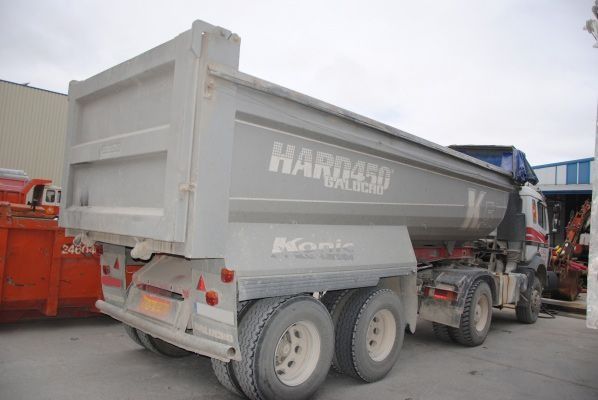 Un camión de volteo está estacionado en un estacionamiento.