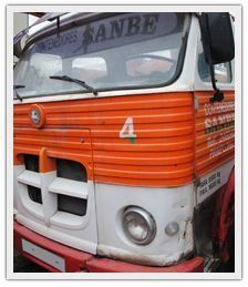 Un camión naranja y blanco con el número 4.