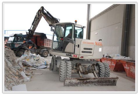 Una excavadora blanca con el número 32.