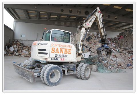 Una excavadora blanca con la palabra sanbe escrita en ella.