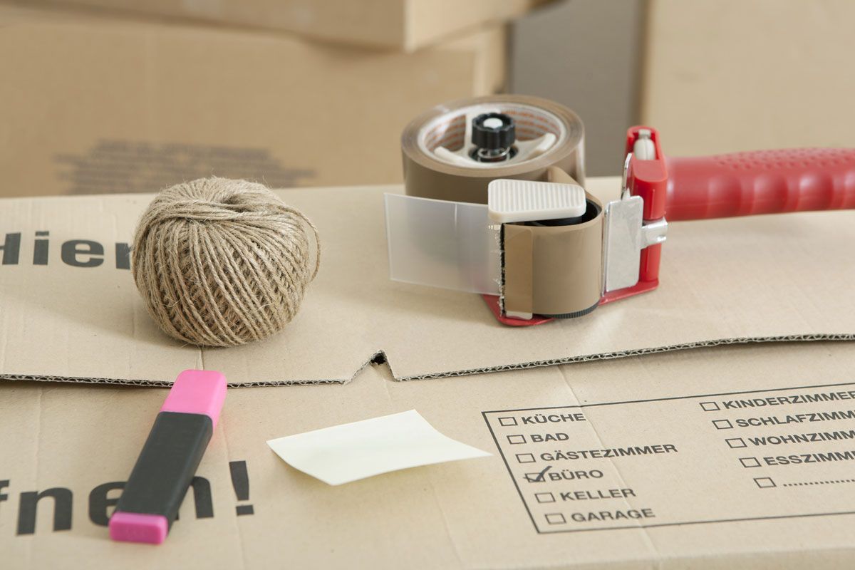 Ein Karton mit der Aufschrift „hier“ darauf