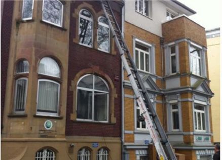 Ein großes Gebäude mit einer Leiter an der Seite