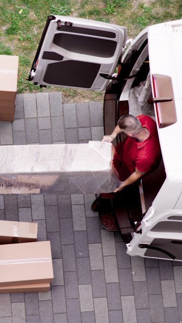 gepackte und gestapelte Kartons in einer Wohnung